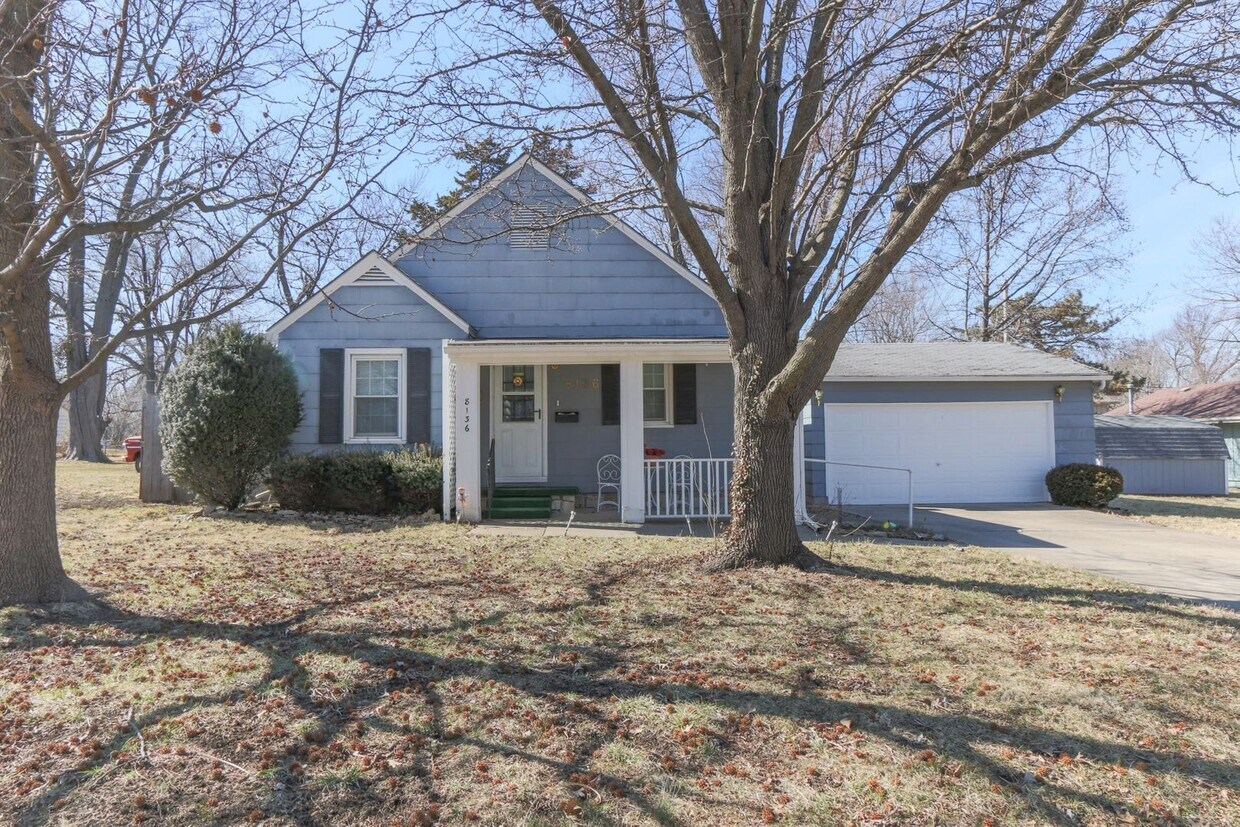 {8136} Charming Bungalow Close to Downtown... House Rental in