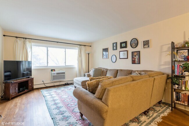 Building Photo - 736 Dempster St