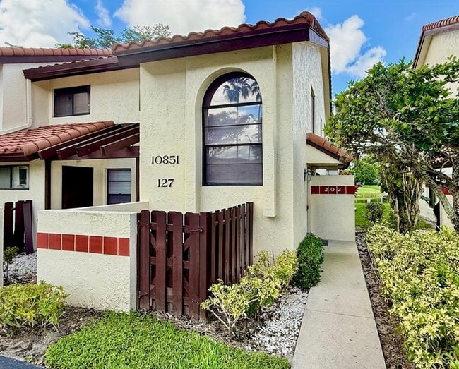 Building Photo - 10851 Palm Lake Ave
