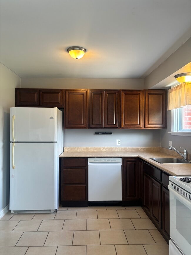 Building Photo - 152 Hampton Green