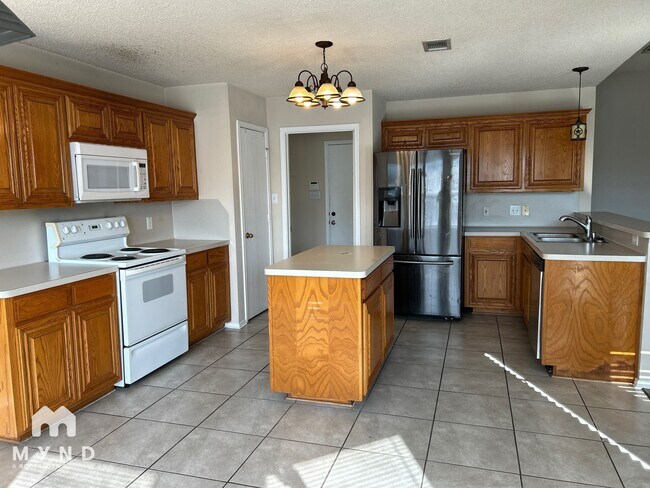 Building Photo - 1801 Bertram Dr