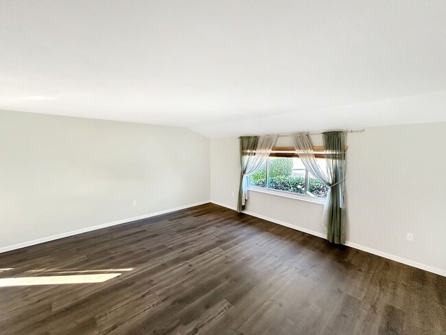 Foto del edificio - Beautiful 4BD/2BA W/ Attached Garage in Cl...