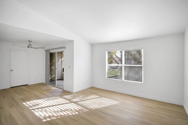 Foto del edificio - 3 Bedroom, 2 Full Bath Condo In Great Location