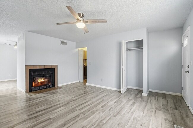 Foto del edificio - $1,840.95 - 3 Bed, 2 Bath Home with fenced yard and $300 move in special.