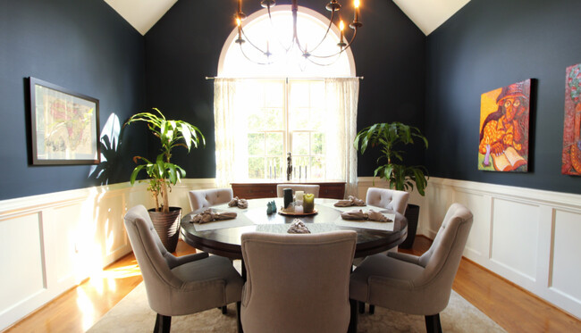 Building Photo - APPLICATION RECEIVED! Super Spacious & Ele...