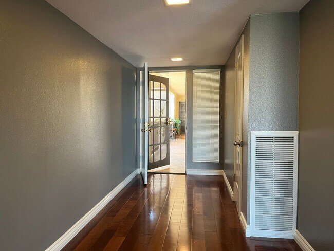 Building Photo - Charming 2-Bedroom Apartment with City Vie...