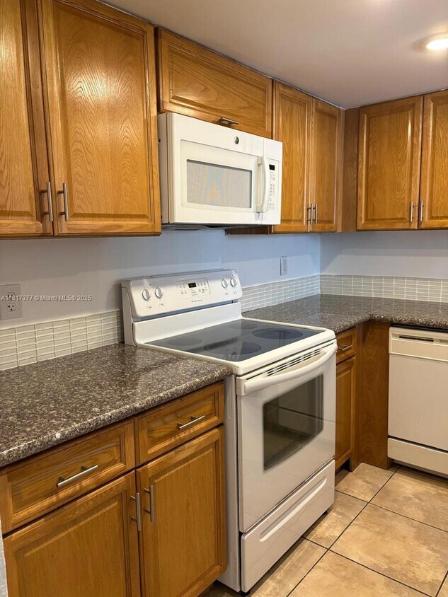 Foto principal - 7010 NW 186th St
