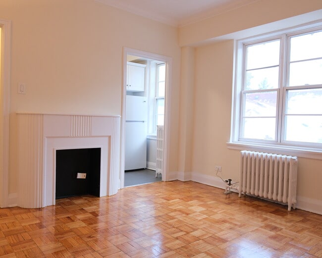 Building Photo - Du Maurier Apartments