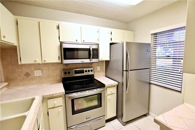 Foto del edificio - 9835 Three Lakes Cir