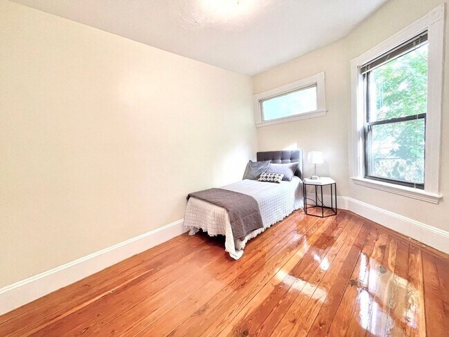 Foto del edificio - 13 Cushman Rd