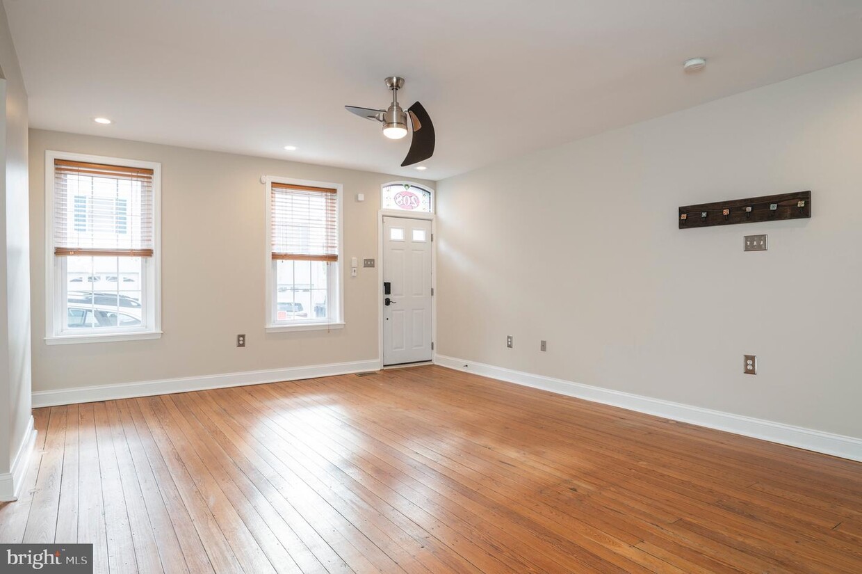 Primary Photo - 208 Baldwin St