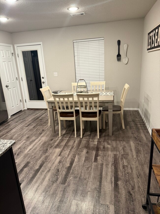 Foto del edificio - 329 Colton St