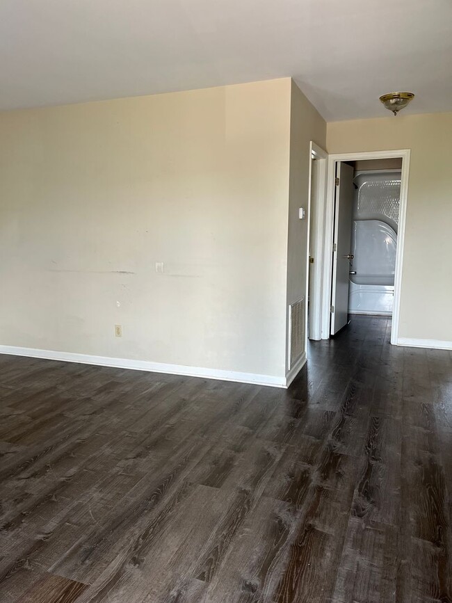 Building Photo - 2 bedroom 1 bath duplex