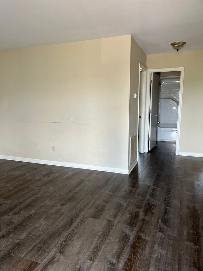 Foto del edificio - 2 bedroom 1 bath duplex