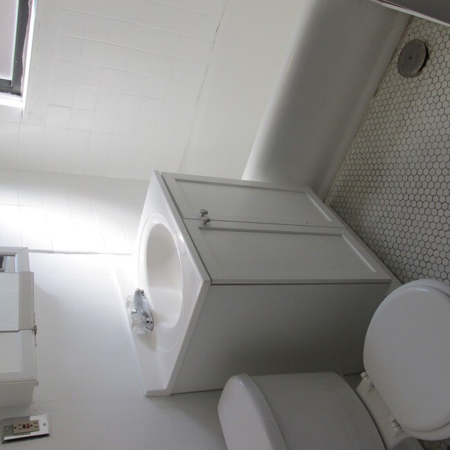 Foto del edificio - Awesome 1BR Hyde Park Unit - Heat Included!
