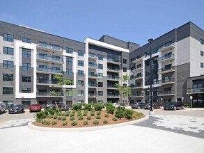 Building Photo - 102 Grovewood Cmn