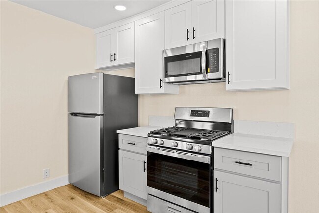 Foto del edificio - Beautifully Renovated Two Bedroom Apartment!