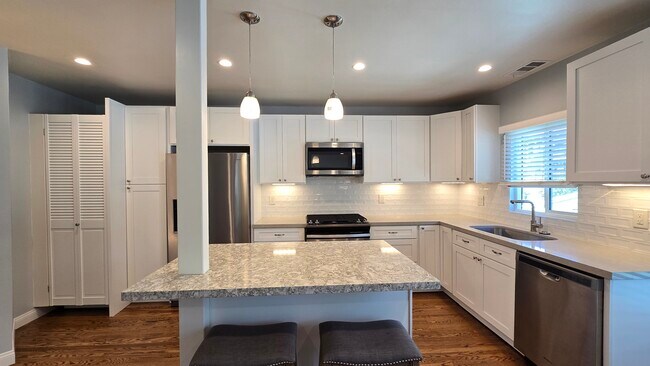 Foto del edificio - 145 California Terrace