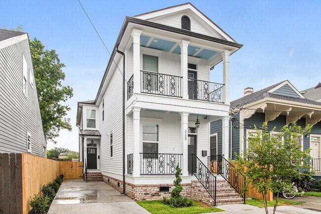 Building Photo - 2129 Dumaine St