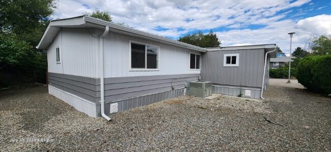 Building Photo - 4426 Oleander Dr