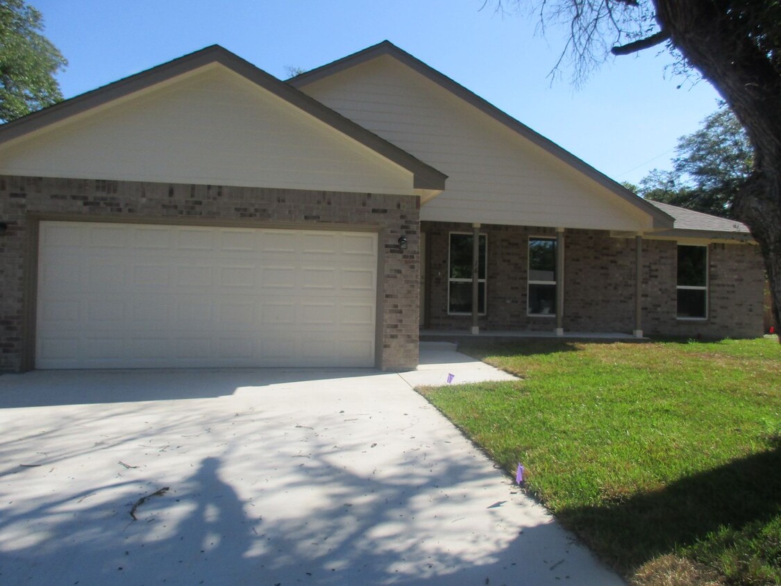 Primary Photo - Nice 3/2 with Garage in Lampasas