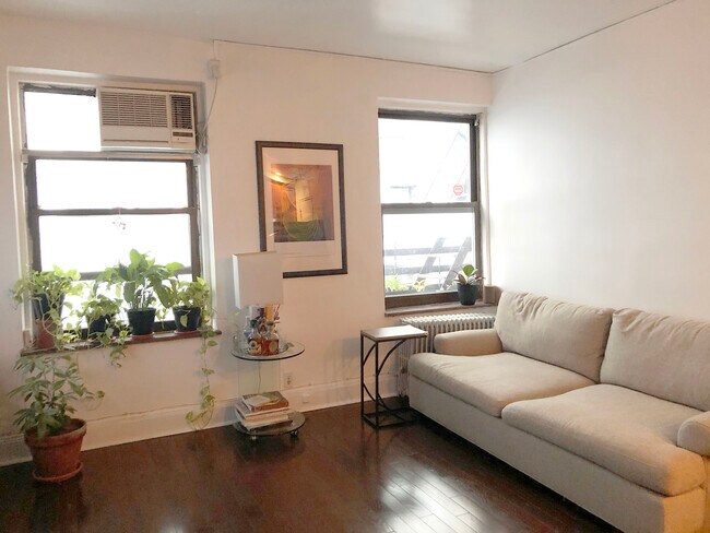 Building Photo - 131 E 15th St