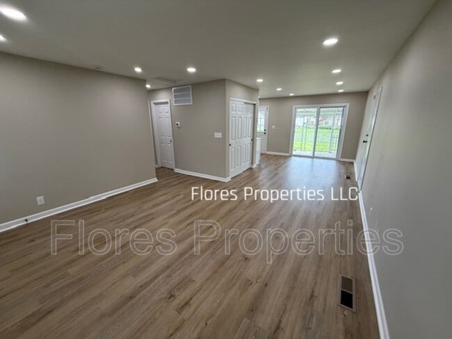 Building Photo - 1300 Evaline Dr