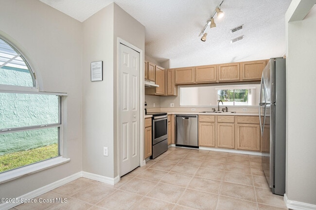 Foto del edificio - 14515 Greydale Cir