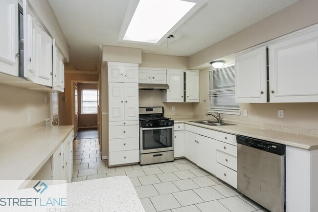 Building Photo - REDUCED! 1st full month free rent