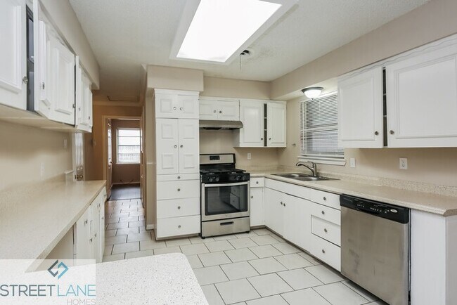 Foto del edificio - REDUCED! 1st full month free rent