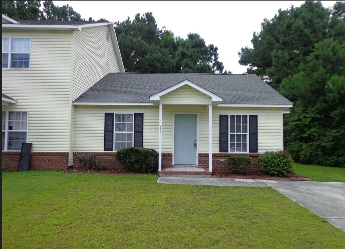 Foto principal - Two Bedroom Two Full Bathroom End Unit Tow...