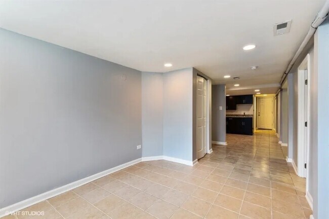 Building Photo - 6610 S Rhodes Ave