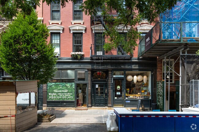 Foto del edificio - 321 W 11th St