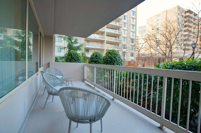 Building Photo - 1600 S Eads St