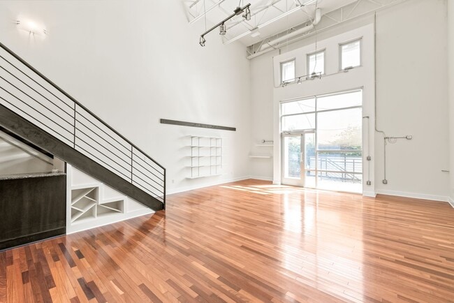 Building Photo - The Gallery Lofts, 2 Bedroom Condo minutes...