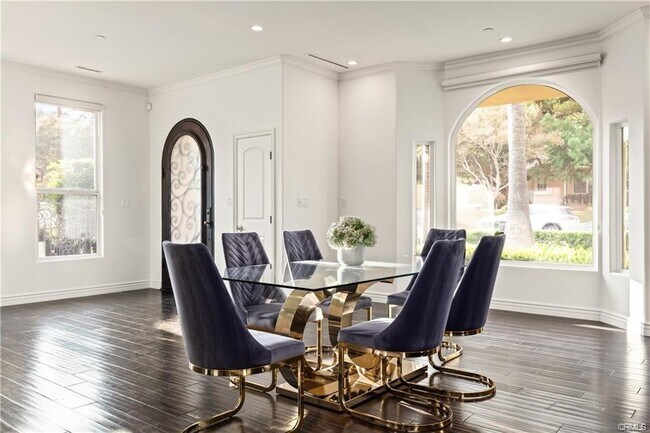 Foto del edificio - 2132 E Chevy Chase Dr