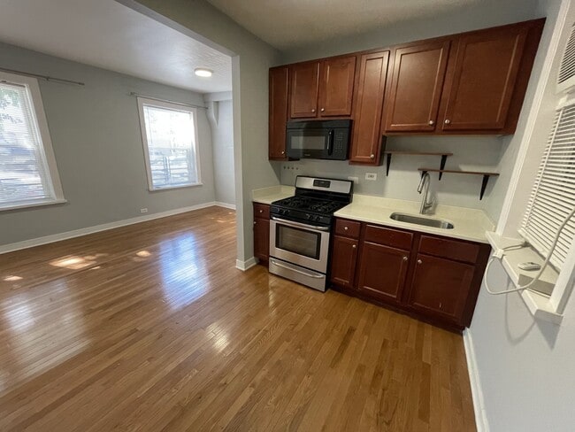 Building Photo - 2360 W Dickens Ave