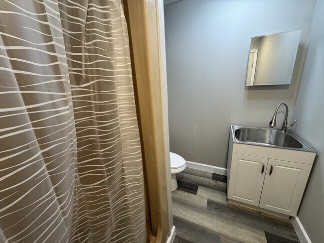 Building Photo - 118 Harrys Dr