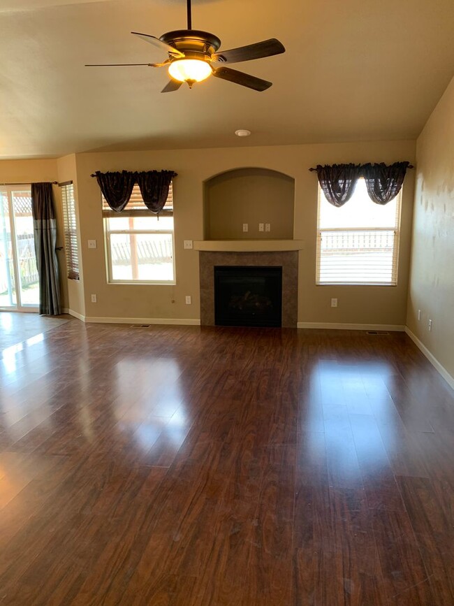 Foto del edificio - BEAUTIFUL, SPACIOUS, 4 BEDROOM, 3 BATHROOM...
