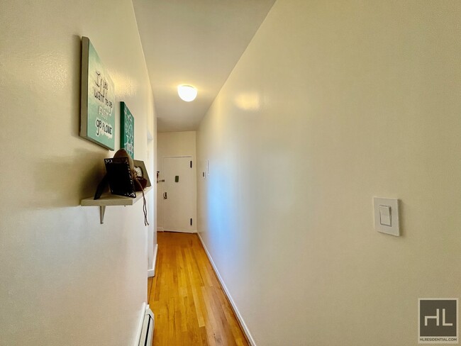 Building Photo - Gorgeous pet-friendly 1.5 bedroom apartment
