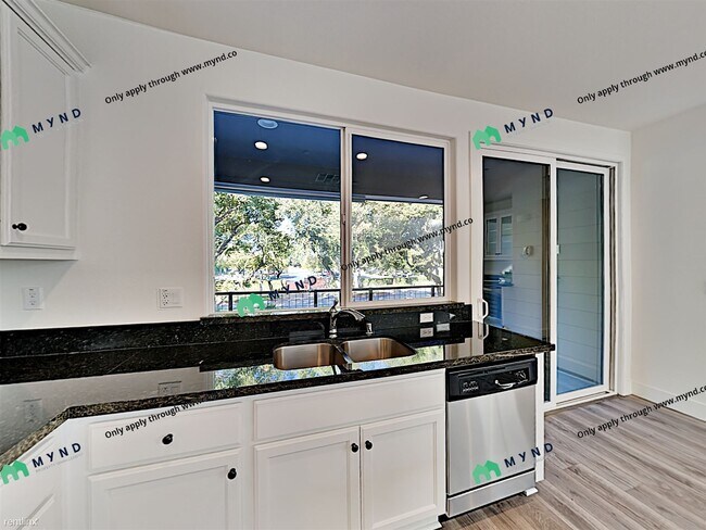 Building Photo - 3 br, 3.5 bath Townhome - 325 Lucuma Ln