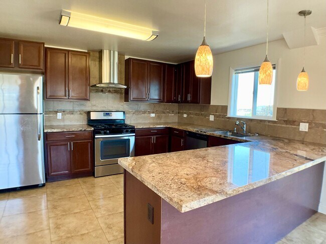 Foto del edificio - Updated TOP FLOOR 2BR/2BA FLAT! IN-UNIT LA...