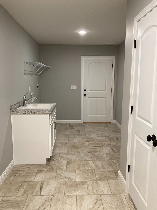 Foto del edificio - **Luxurious Condo Ready for Move-in**
