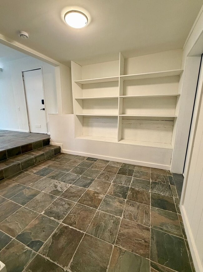 Building Photo - 643 Edna St