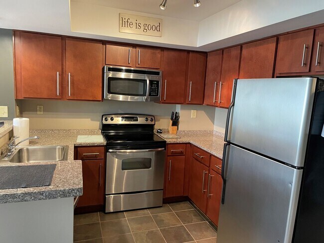 Foto del edificio - Great find for Lake Plaza: Available for E...