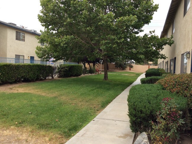Foto del edificio - 16131-16153 Bear Valley Rd