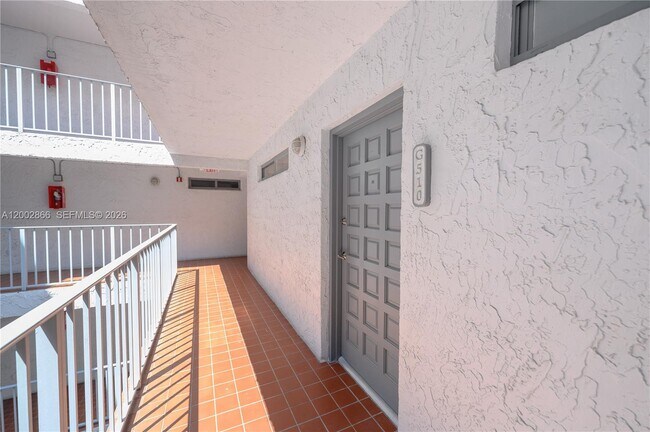 Foto del edificio - 650 NE 64th St