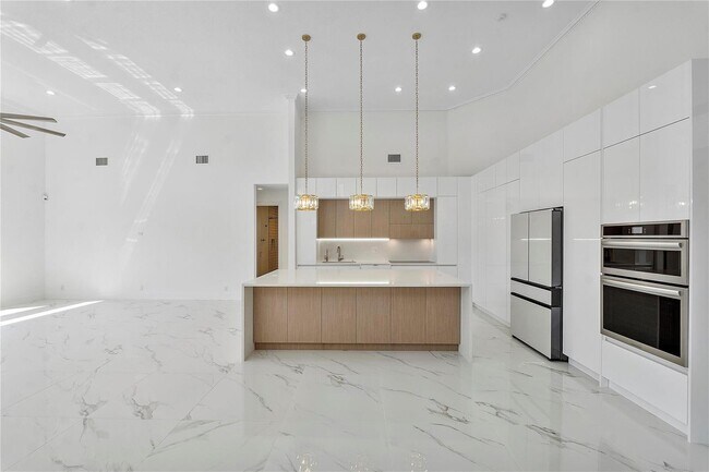 Building Photo - 410 Sabal Way