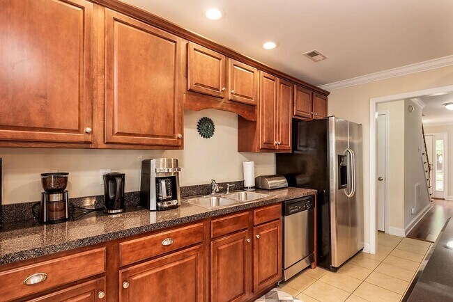 Building Photo - Spacious 4-Bedroom Home in Desirable Knoxv...