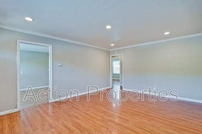 Foto del edificio - 489 Rollins Rd